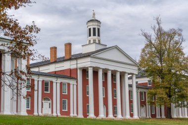Lynchburg, VA, ABD, 26 Ekim 2025: Washington Hall ve Lee Üniversitesi Kampüsü.