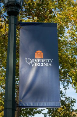 Charlottesville, VA, ABD, 27 Ekim 2025: Virginia Üniversitesi kampüsünde okul bayrağı.