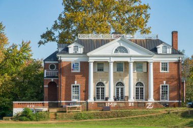 Charlottesville, VA, ABD, 27 Ekim 2025: Virginia Üniversitesi kampüsündeki Phi Kappa Psidernity evi.