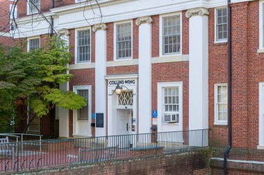 Charlottesville, VA, ABD, 27 Ekim 2025: Virginia Üniversitesi kampüsündeki Cobb Hall 'un Collins Kanadı.