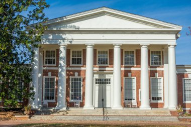 Charlottesville, VA, ABD, 27 Ekim 2025: Virginia Üniversitesi kampüsündeki Peabody Hall.