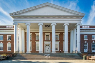 Charlottesville, VA, ABD, 27 Ekim 2025: Virginia Üniversitesi kampüsündeki eski tıp fakültesi.
