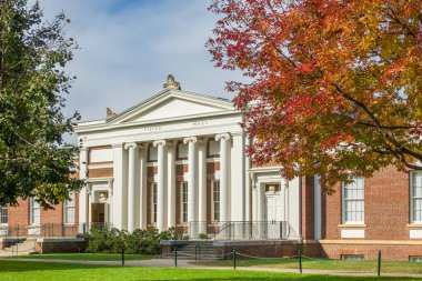 Charlottesville, VA, ABD, 27 Ekim 2025: Virginia Üniversitesi kampüsündeki Cocke Hall.