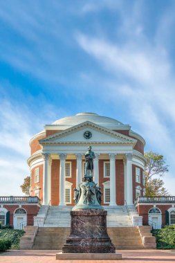 Charlottesville, VA, ABD, 27 Ekim 2025: Virginia Üniversitesi kampüsünde George Washington ve Rotunda 'nın heykeli.