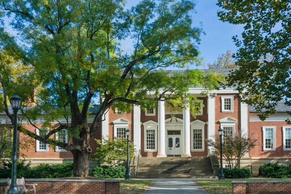 Charlottesville, VA, ABD, 27 Ekim 2025: Virginia Üniversitesi kampüsündeki akademik köy.