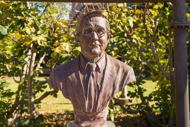 Raleigh, NC, ABD, 24 Ekim 2025: William Clyde Cuma heykeli Kuzey Carolina Eyalet Üniversitesi kampüsünde.