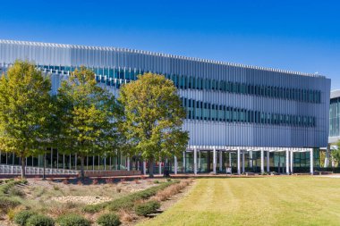 Raleigh, NC, ABD, 24 Ekim 2025: North Carolina Eyalet Üniversitesi 'nin Centennial kampüsündeki Fitts-Woolard Hall.