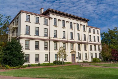 Chapel Hill, NC, ABD, 25 Ekim 2025: Kuzey Carolina Üniversitesi kampüsündeki Manning Hall.
