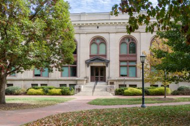Chapel Hill, NC, ABD, 25 Ekim 2025: Howell Hall Kuzey Carolina Üniversitesi kampüsü.