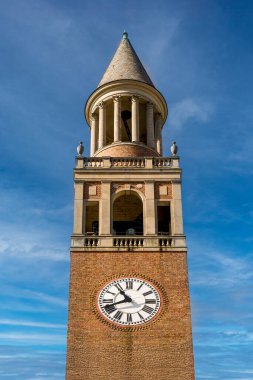 Chapel Hill, NC, ABD, 25 Ekim 2025: Kuzey Carolina Üniversitesi kampüsündeki Morehead Patterson Memorial Tower.