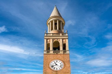 Chapel Hill, NC, ABD, 25 Ekim 2025: Kuzey Carolina Üniversitesi kampüsündeki Morehead Patterson Memorial Tower.