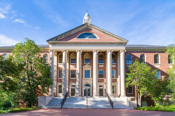 Chapel Hill, NC, ABD, 25 Ekim 2025: Kuzey Carolina Üniversitesi kampüsündeki Carroll Hall.