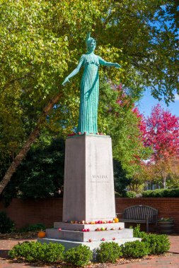 Greensboro, NC, ABD, 30 Ekim 2025: Greensboro 'daki Kuzey Carolina Üniversitesi kampüsünde Minverva Heykeli.