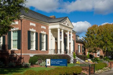 Greensboro, NC, ABD, 30 Ekim 2025: Marcus T. Johnson Mezunlar Evi Greensboro 'daki Kuzey Carolina Üniversitesi kampüsü.