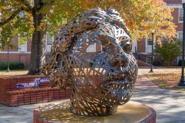 Greensboro, NC, ABD, 30 Ekim 2025: Greensboro 'daki Kuzey Carolina Üniversitesi kampüsünde Astera Heykeli.