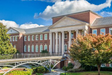 Greensboro, NC, ABD, 30 Ekim 2025: Kuzey Carolina Üniversitesi kampüsündeki Petty Binası.