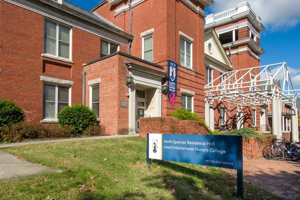 Greensboro, NC, ABD, 30 Ekim 2025: North Spencer Residence Hall ve Lloyd International Honors College Greensboro Üniversitesi kampüsünde.