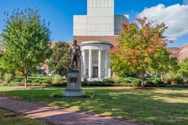 Greensboro, NC, ABD, 30 Ekim 2025: Charles Duncan McIver Heykeli ve Jackson Kütüphanesi Greensboro Üniversitesi kampüsünde.
