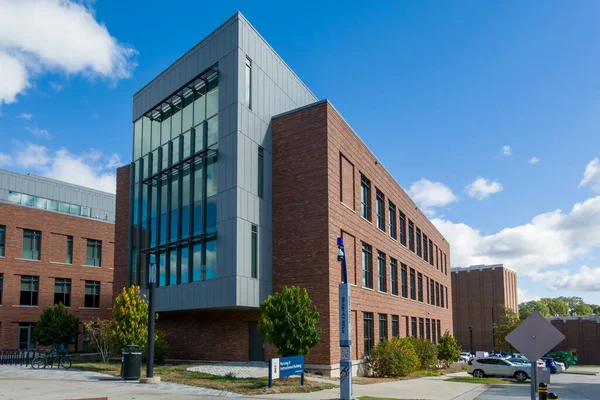 Greensboro, NC, ABD, 30 Ekim 2025: Kuzey Carolina Üniversitesi 'nin Greensboro kampüsündeki hemşire ve öğretim binası.