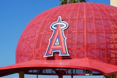 Anaheim Entran, melek Stadyumu'nda ikonik büyük boyutlu beyzbol şapkası