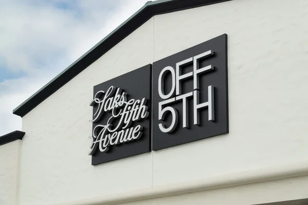 Saks Fifth Avenue Outlet Store na zewnątrz — Zdjęcie stockowe