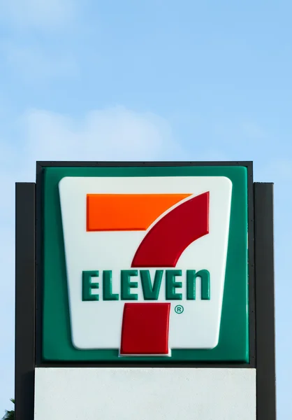 7-eleven магазин знак — стоковое фото