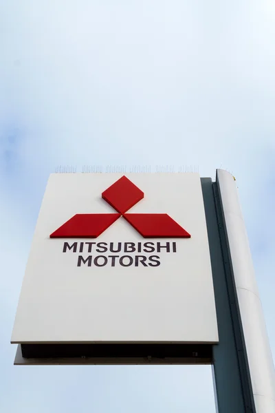 Mitsubishi dikey Autombile Bayilik işareti motorlar — Stok fotoğraf