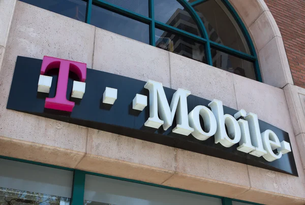 Glendale, ca / usa - 24. oktober 2015: t-mobile store außen und schild. t-mobile international ist ein deutsches Mobilfunkunternehmen. — Stockbild T-Mobile Store außen — Stockfoto