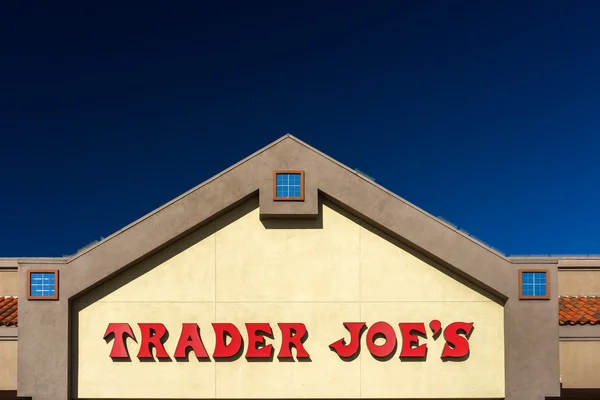 Trader joe's exteriör och tecken — Stockfoto