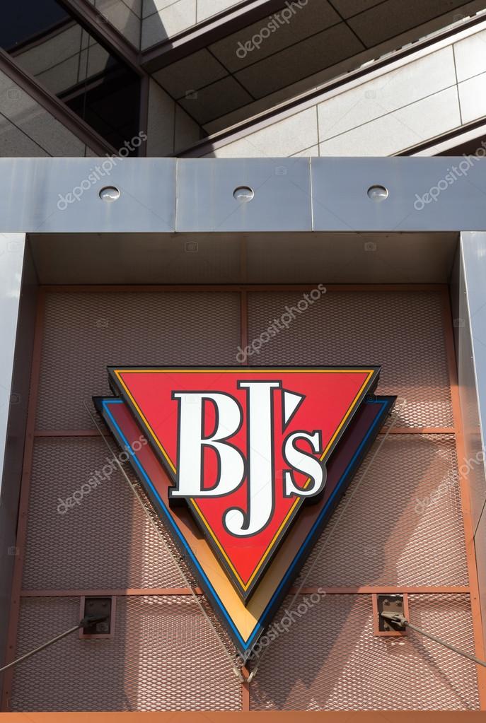 BJs Restaurante Brewhouse Exterior y Firmar — Foto editorial de stock