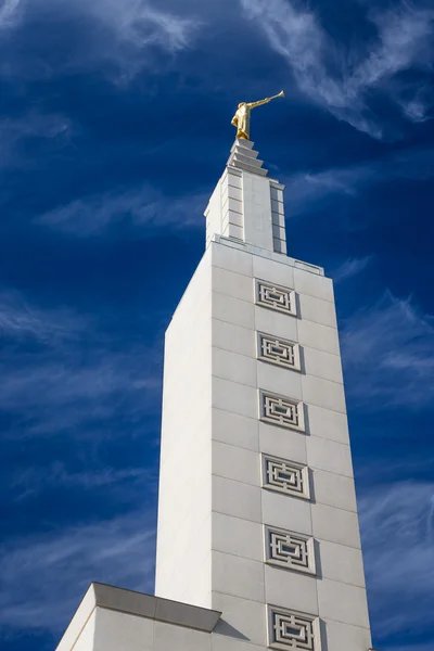 Statue de l'ange Moroni au sommet du temple de Los Angeles en Californie — Photo