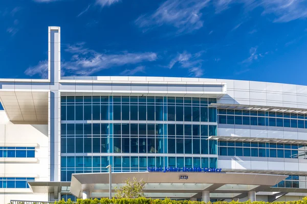 Saint john 's gesundheitszentrum gebäude — Stockfoto