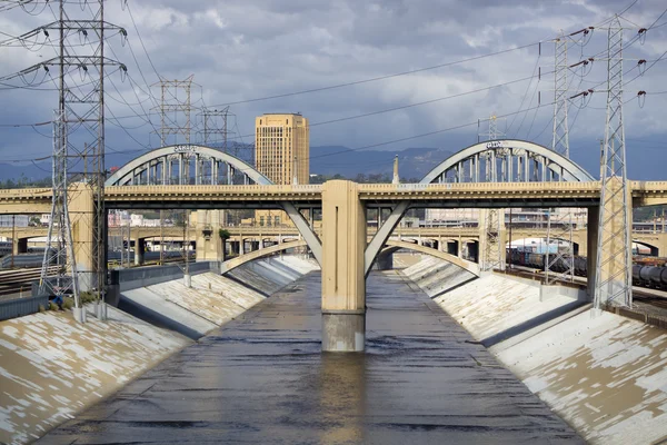 El Viaducto de la Sexta Calle y el Río Los Ángeles en Dowtown Los An —  Fotos de Stock