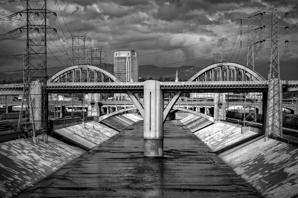 Виадук на Шестой улице и река Лос-Анджелес в черно-белом — стоковое фото