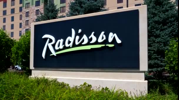 Radisson Hotel y firmar — Vídeos de Stock