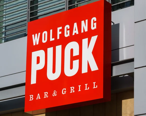 Wolfgang Puck Bar och Grill exteriör och logotyp — Stockfoto