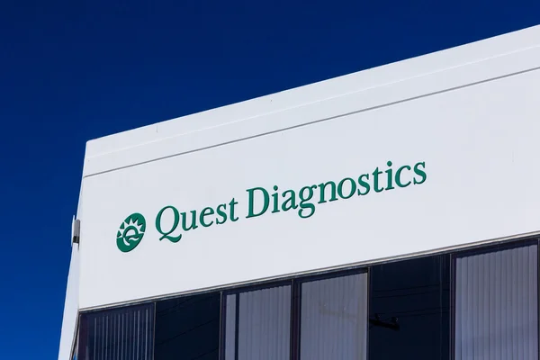 Quest Diagnostics exteriör och logotyp — Stockfoto