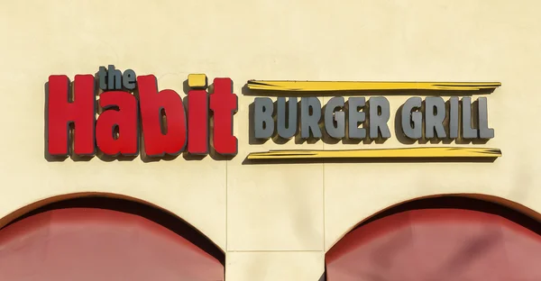Το εξωτερικό σχάρα Burger συνήθεια και το λογότυπο — Φωτογραφία Αρχείου