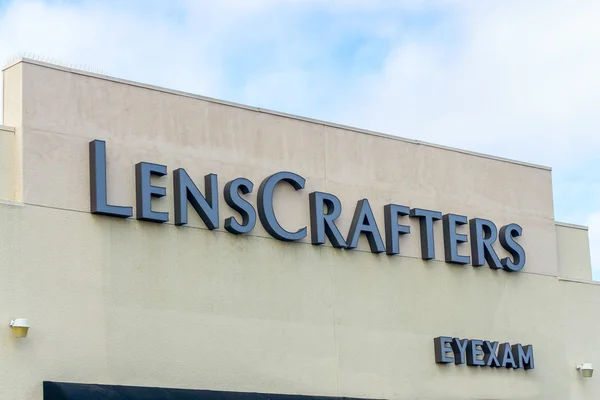 Lenscrafters obchod a Logo. — Stock fotografie