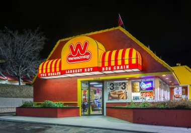 Wienerschnitzel'e hızlı ayak restoran ve işareti