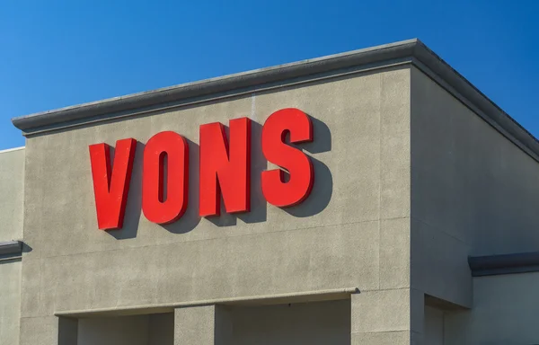 Vons Grocery Store Sign and Logo. — Stock Photo, Image