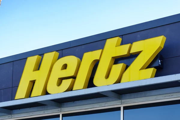Pasadena, ca / usa - 2. januar 2016: hertz zeichen und logo. the hertz corporation ist ein amerikanischer Autovermieter. — Stockbild Hertz-Zeichen und Logo — Stockfoto