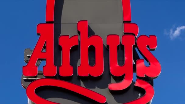 Sinal e Exterior do Restaurante Arby — Vídeo de Stock