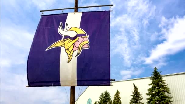 Centro de práctica de Minnesota Vikings y bandera — Vídeo de stock