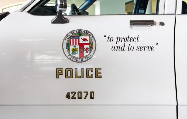 Los Angeles Polis Departmanından devriye arabası ve logosu
