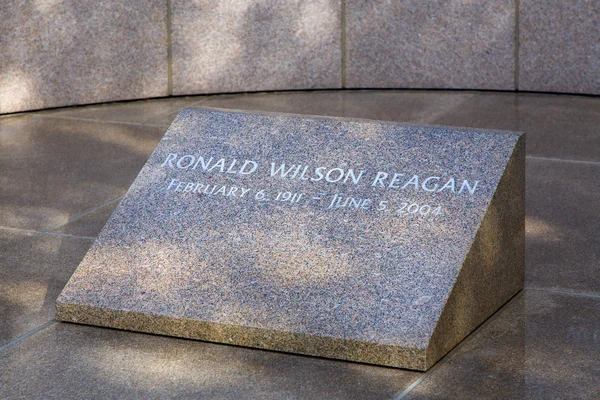 Ronald Reagan grafsteen op Reagan Library — Stockfoto