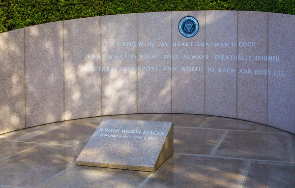 罗纳德 · 里根墓碑在罗纳德 · 里根图书馆 — 图库照片