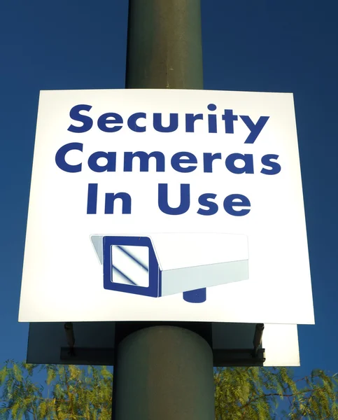 Câmeras de segurança em uso sinal — Fotografia de Stock