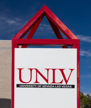 Kampüs işareti ve Nevada Üniversitesi logosu