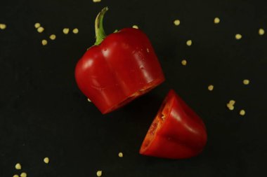 Siyah arkaplanda kırmızı biber